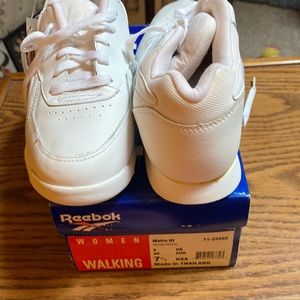 Womans size 7-1/2 reabok walking sneaker